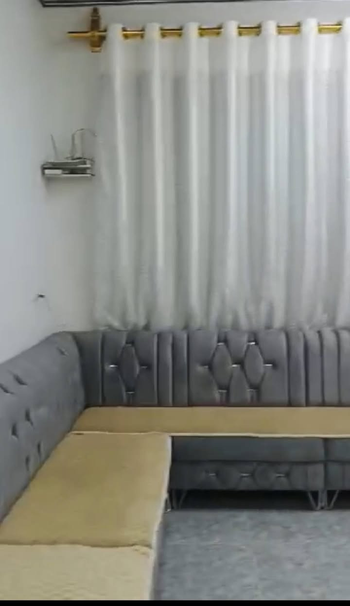 دار للبيع حي سماح الثانية منطقة ال24 مساحة  110 متر ركن مربع على شارعين موقع مميز
البيت بلدية داخل بل تمليك وبي كرت
فول 
يتكون من غرفة نوم وهول وستقبال ومطبخ وصحيات وكراج
الاستفسار انتصل عل أرقام 
***********
***********
مكتب قصر الريان حي عدن شارع التنانير قريب عل صيدلية اليمامة
