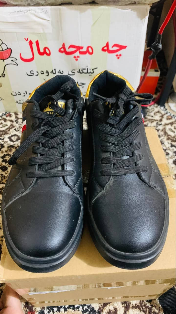 پێلاوێکی 
فاشیۆن سپۆرت شمشمل, السليمانية


**إذا كنت صاحب هذا الإعلان وتريد حذفه لأي سبب، رجاءا أرسل رسالة إلى الدعم الفني**