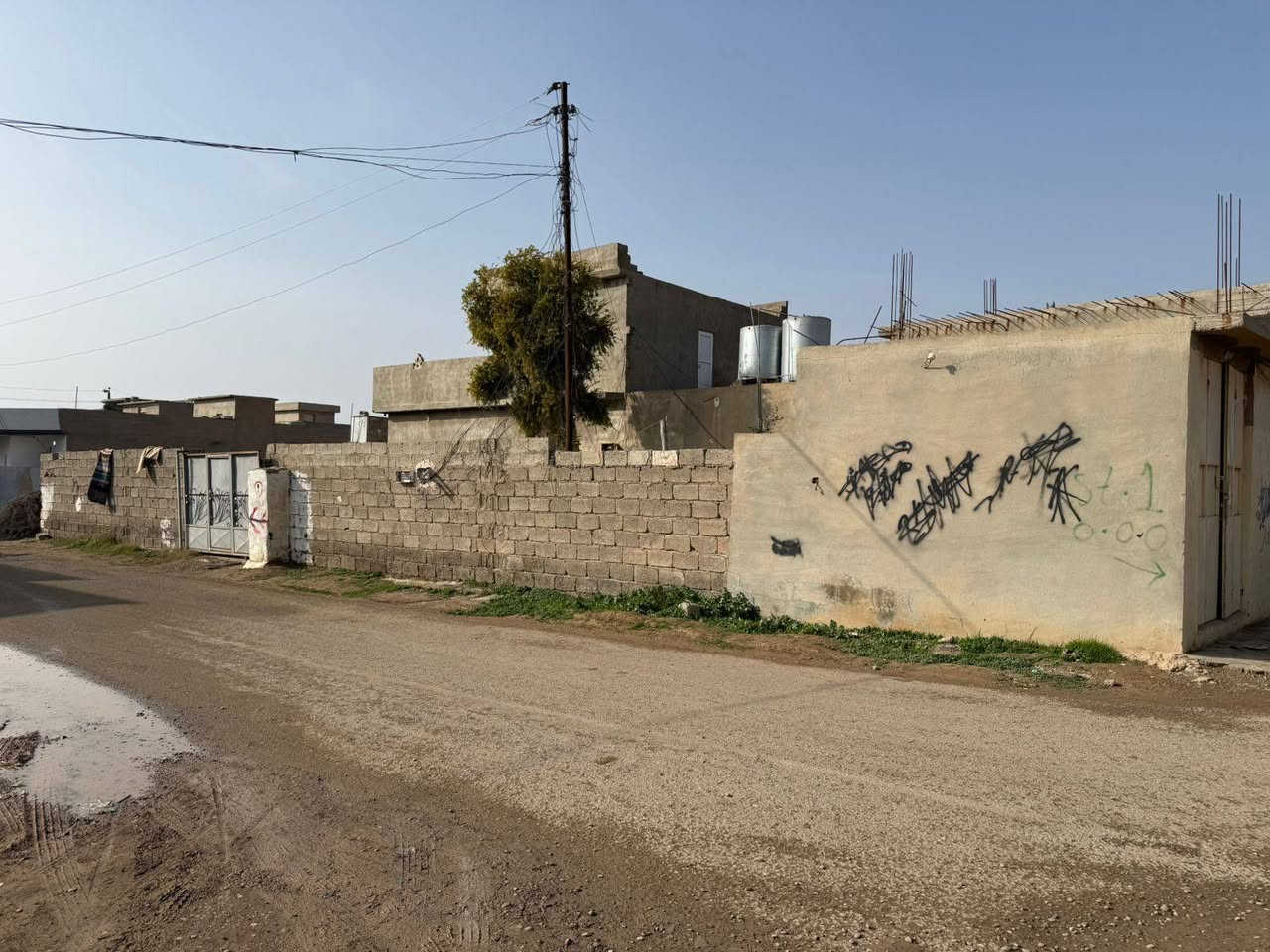 📌للبيع
بيت مع محلات عدد (4) مع قطعة أرض ركن المساحة الكلية (550)م 

📍الموقع قرية الابراهيمية (الدودح الجديدة) قرب سيطرة السايلو على الشارع يبعد عند السيطرة 100م

الخدمات كاملة( ماء كهرباء بير ارتوازي تبليط)

البيت مساحة البناء أكثر من( 200)م بناء عام 2010

المحلات للايجار مع وارد شهري مع إمكانية بناء شقة للايجار فوق المحلات واكو درج خارجي كامل.

السعر (100) مليون وبي مجال.

للتواصل ***********
