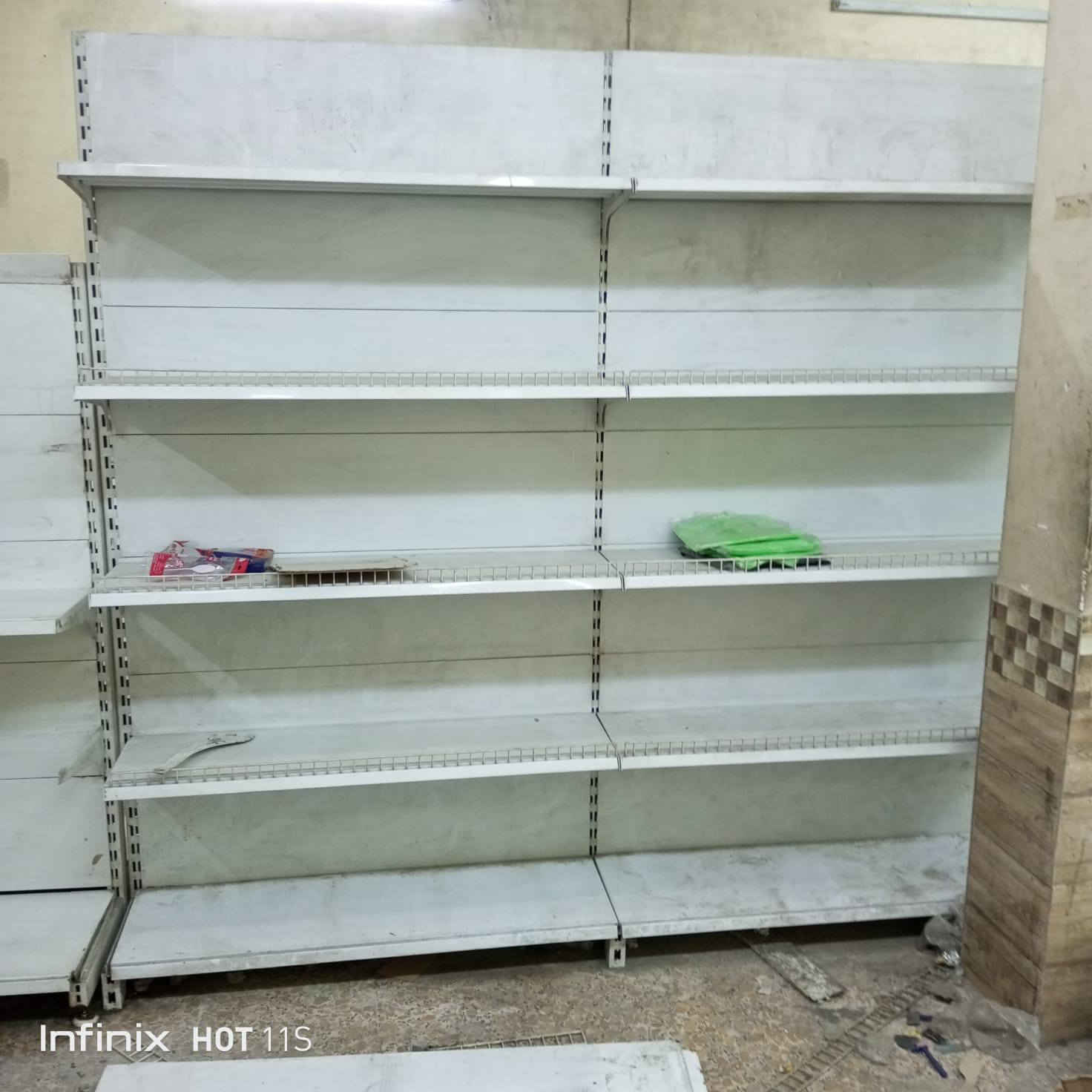 رفوف للبيع مع عارضه بطحيه,المكان بغداد الحريه....***********
