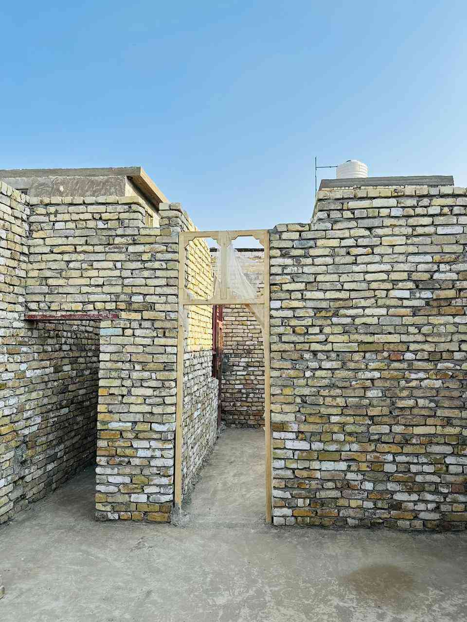 السلام عليكم بيت للبيع في منطقة سبع قصور شرع ابو علي لمساحه 100لواجه6وربع نزال 16يحتوي علا ستقبال+غرفت نوم+صاله ومطبخ ستفسار مكتب الباشا للعقار رقم *********** شارع مقرنص وكفت لخدمات
