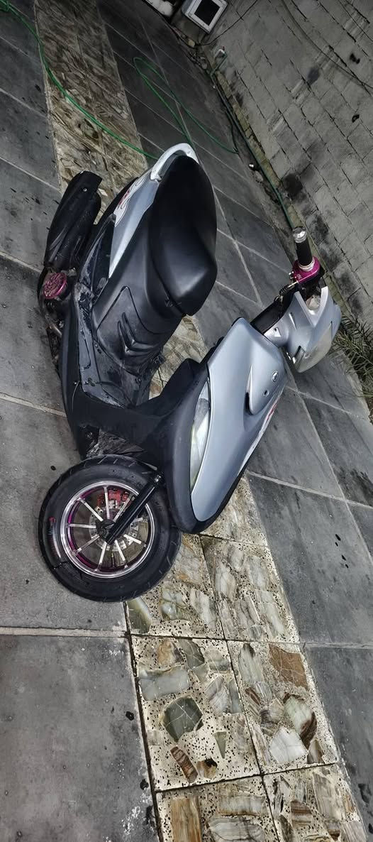 السلام عليكم ماكس عدله مكينه ممفتوحه كهربائيات كلهه شغاله كلجات رياضي  صالنصه رياضي وياله رياضي زوج تايرات جدد عليهه تعديلات رياضيه قليله شعله جرب وشوف معدل. قوي لونهه رصاصي احلا من الصور سلف هندر  نكره وحده  سعر 475وبيهه مجال للطيبين مكان محموديه حي الشهداء ***********ملاحضه بيهه نضوح خفيف من جهه المروحه.... الدراجه للبيع او مراوس ب اربعه كير او خمسه ايراني
