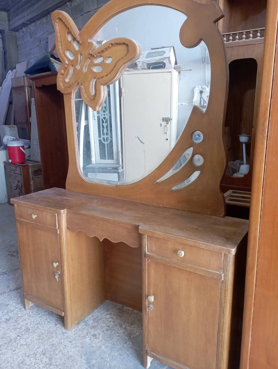 جربايه مع كومديات مع ميز امرايه مع زاويه فقط 200 ألف للتصال ***********
