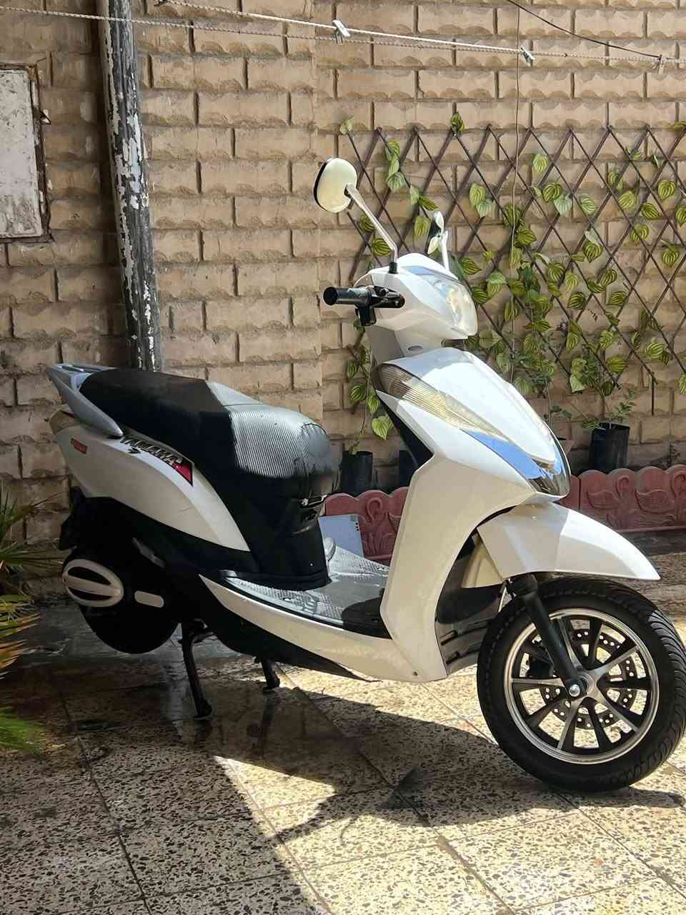 دراجه شحن نوع سكنس موديل 25 لون ابيض 5 بطاريات كبار  سرعه 50 سويج عدد 2 ريموت عدد 2 نظام البك 3 سرع   الشاحنه الاصليه جديده الدراجه اي نقص مابيه السعر 600 وبي مجال العنوان زيونه مسبح الفردوس ***********
