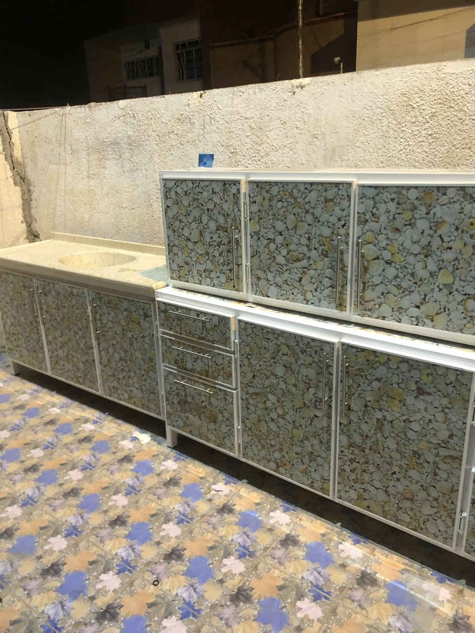 سيت ثلاثي 
كاونتر+ملحق العرض 2متر 
سنك مرمر صناعي العرض 1متر ونص
شغل ونوعية المنيوم ممتاز ومتين
السيت الثلاثي بحالة جيدة نوعا ما مع بعض التفاصيل البسيطة
السعر 200الف وبي مجال بسيط 
***********
بغداد-حي العامل
