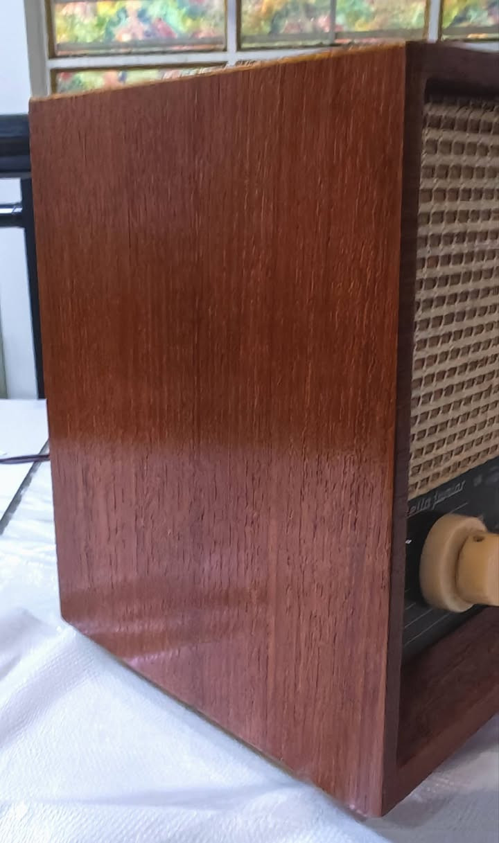 راديو قديم من طراز Bella Junior ، وهو من إنتاج شركة Loewe-Opta الألمانية في الفترة ما بين 1962 و1963.  قياس36سم × 21سم × 16.5 سم نظافة 95% للاستفسار الاتصال على الرقم *********** توصيل جميع المحاقظات
