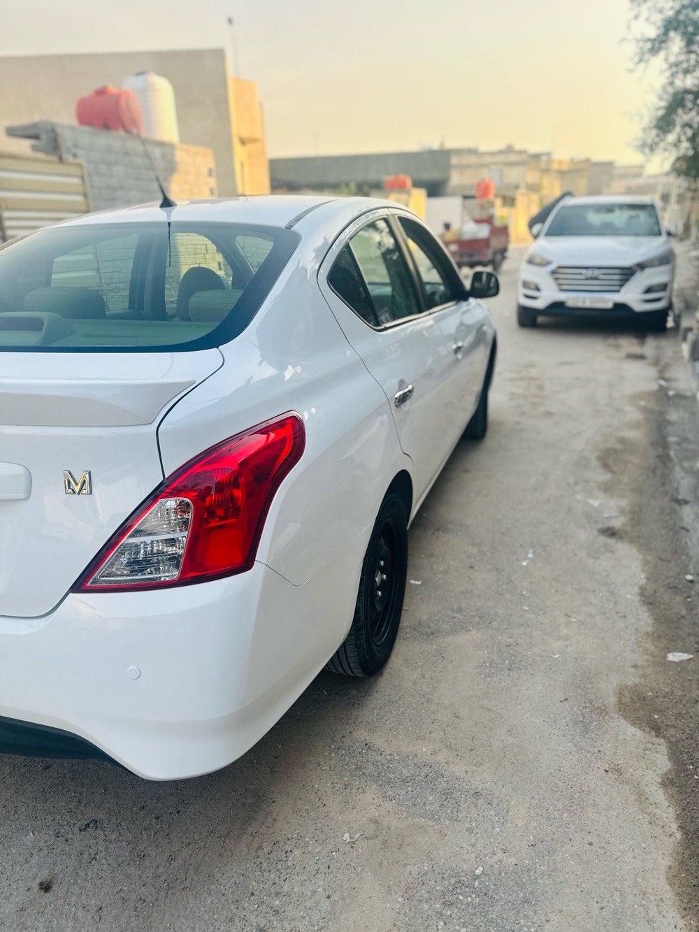 نيسان سني هندي 2023 ماشيه 15 الف مكاني بصره سعر 124 وبيها مجال قليل بيها بارد قليل باب سايق ما مبين ولباقي كفاله سياره أخت الزيرو 