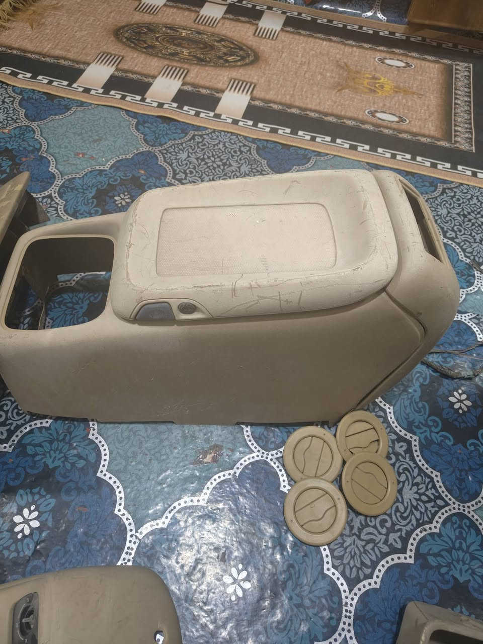 سلام عليكم عدي جكمجه ودكتات دبريد دشبول ودكتات تنته 5 قطع وقبق فيوزات داخليه نفاضات مع كلاصات خلفيه وفرس بين الكشنات وتحكم تبريد خلفي مع اناره مع دكت اناره الوسط  كلش نضيفات سياره 2004

‏‪***********‬‏
