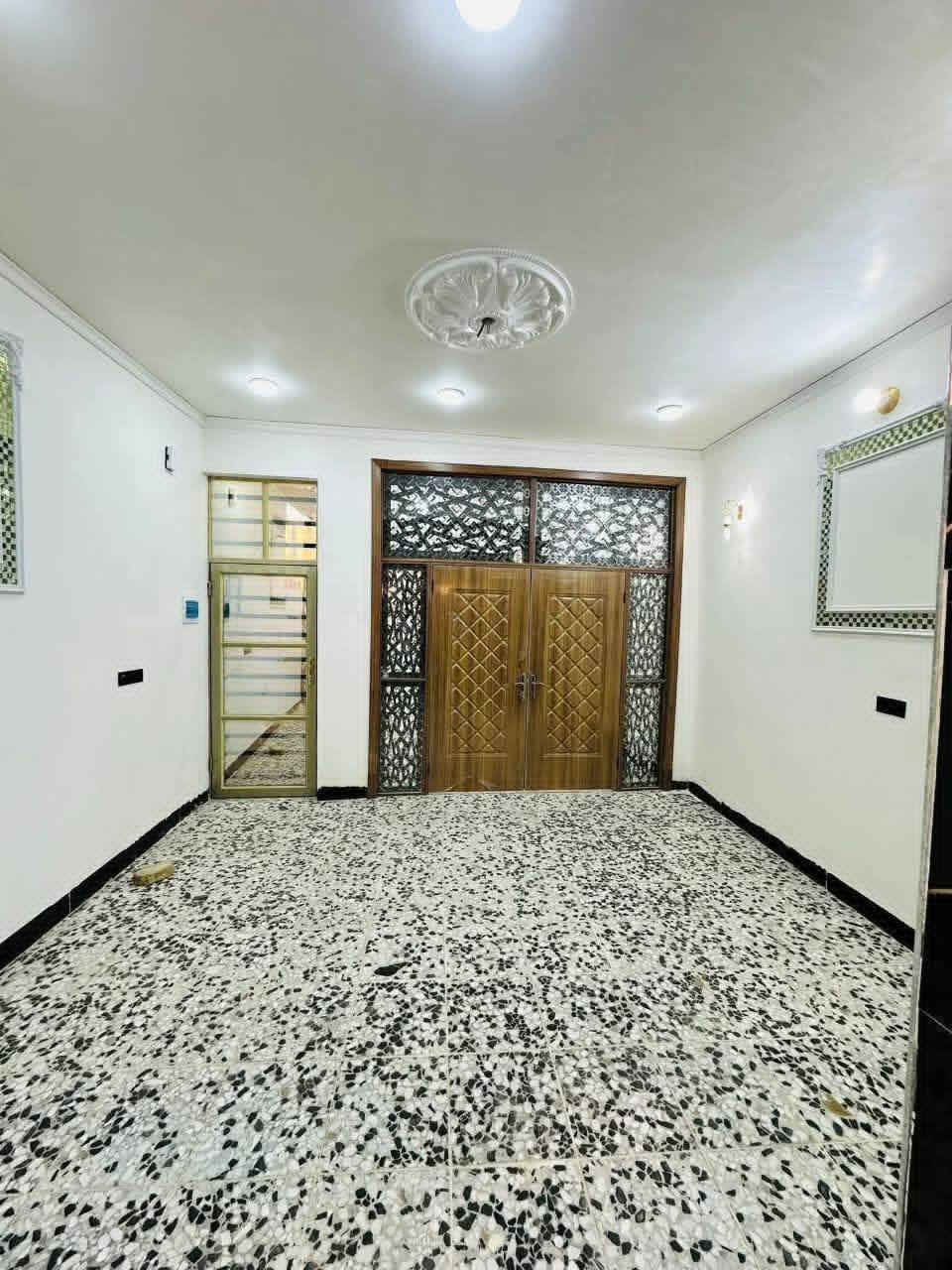 صباغ جدران داخلي وخارجي وعمل كافه الصباغ الحديثه 

طلس معجون وستن + ورق جدران + سحبات فوم داخليه 

معالجه الرطوبه + ديكور بديل الرخام والخشب والشيبورد 

ترميم تصليح البيوت القديمه + شبابيك تنظيف وصبغ حراري

شغل درجه اولى + ***********
