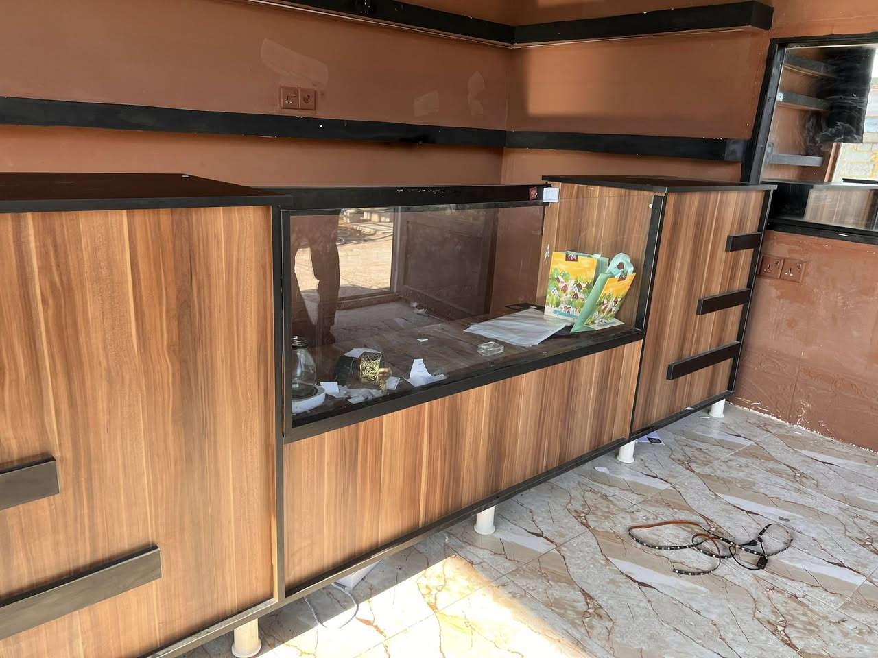 للبيع ميز طول 3 متر
مع قطعة متر منفصل
عرض 50 سانتيم
ارتفاع متر


**إذا كنت صاحب هذا الإعلان وتريد حذفه لأي سبب، رجاءا أرسل رسالة إلى الدعم الفني**