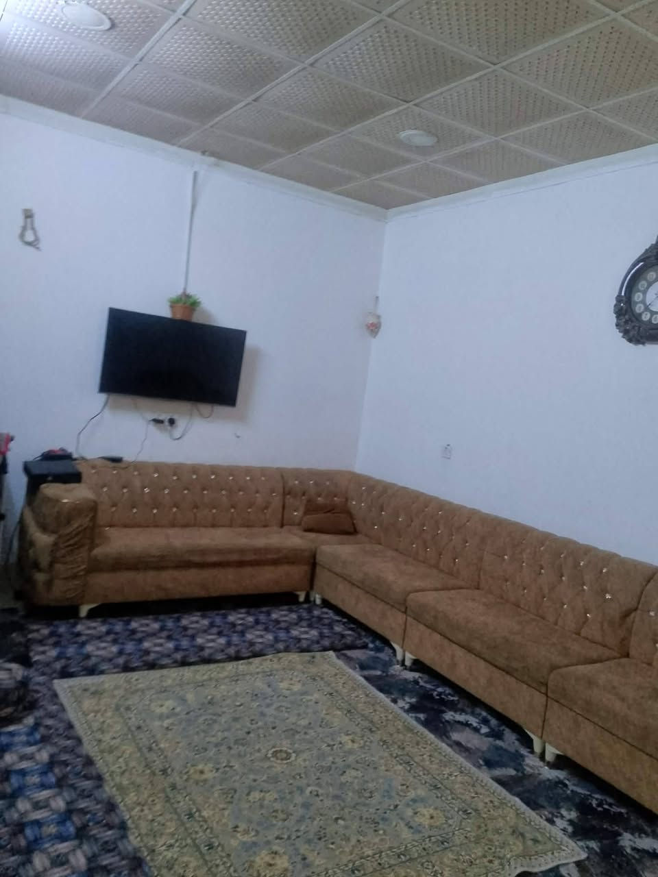 (ملاحضة مامتواجد ع فيس ال شراي يتصل)  السلام عليكم بيت بلديه طابق ونص للبيع البيت تجاري ع شارع العام فول سيراميك وستايكر الطابق الثاني غرفه نوم وكليدور وحمام البيت مابي نقص العنوان حي العسكري سايدين جامع خديجه مقابل قاعه بسطملي البيت بلديه صاير بنص الطابو للاتصال ول استفسار اتصل ***********
