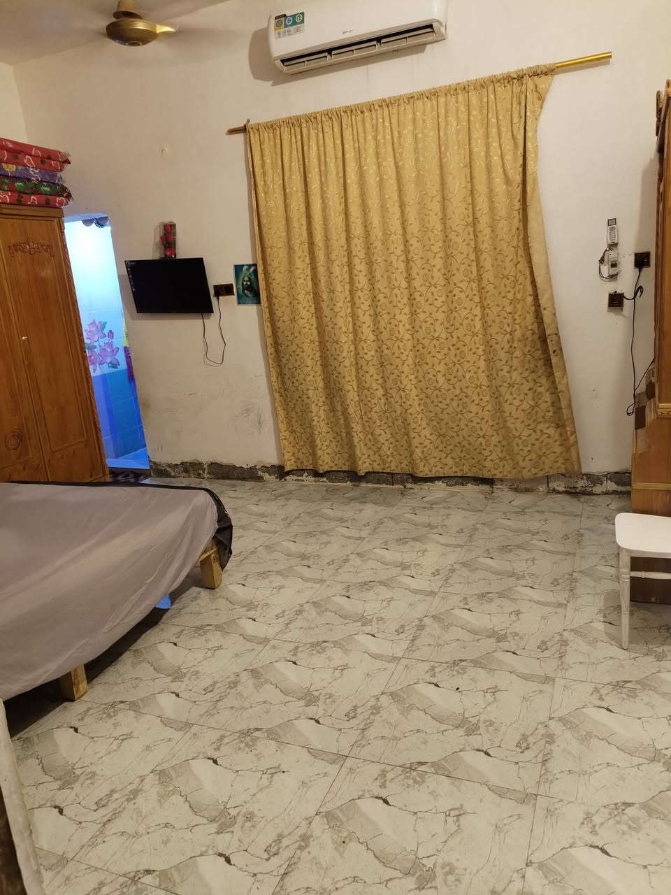 السلام عليكم
بيت للبيع مساحته 200 غرفتين ومطبخ حارة وبارد ومجمع صحيات داخل وخارج.وطارم 75م       البيت اوقاف المكان حي الزهراء قرب الصوره السعر مناسب 35 وتدلل***********
