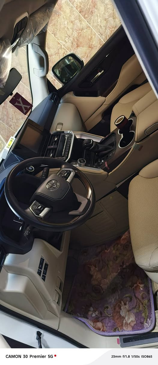 سلام عليكم من رخصت لكروب لاندكروز جديده موديل ٢٠٢٥ البيع سياره ماشيه ١٢ ألف سياره مكفولة عام سياره المتت سياره مغلفه نانو *********** مكان سياره بغداد جديده
