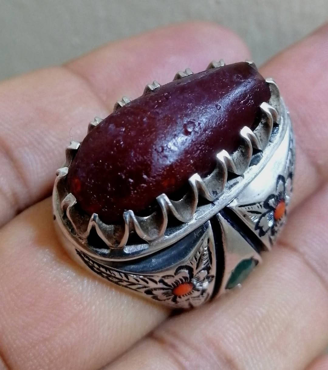 المميزون في نشرنا الباقون على عهدنا بأن ننشر لكم النوادر من الأحجار النفيسه التي يبحث الهوات عنها نقدم لكم جوهره من العقيق اليماني القديم المسمى ((الدلو)) يمتاز بصياغه الفنان نذير ال ياسين للبيع على الخاص اوالاتصال على الرقم التالي ***********
