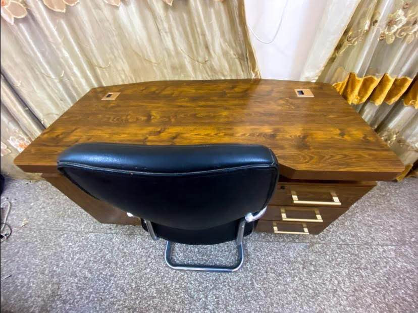 مكتب إداري عصري شبه جديد - فخم وثقيل جداً 🔥
مكتب أنيق يعطي هيبة لمكانك ✨

استيراد من شركة  CONSENT .
حجم كبير بحالة ممتازة جداً 🖥️

✅ لون بني خشبي فاخر بنقشة طبيعية راقية —  نوع المادة ( MDF ) .

✅ مقابض أدراج ذهبية من  ( live Space ) ✨.

✅ غطاء فرشات منظم كيبلات مربع ( DXIA 3 : ( 80 x 80 mm  — نوع المادة : المنيوم  ( ABS Brush ) .

✅ 🔌 منفذ لإدخال و إخراج أسلاك الكومبيوتر المكتبي .

✅ ثقيل الوزن وثابت ( جودة عالية جداً ) .

✅ مؤطر الحواف والجوانب بخامة جلد من الداخل والخارج ( High Quality ) .

✅ 🗄️ أدراج ( 3 ) جانبية واسعة + خزانة جانبية عملية .
✅ خالي تماماً من الخدوش ✨.
✅ كرسي جلد مكتبي مريح💺

      💎 مناسب للمكاتب .
      💎 الشركات .
      💎  الإستخدام المنزلي الراقي .
      💎 المكتب نظيف جداً  جداً …✨

📏 القياسات : 
         • الطول   :   ( 140cm ) سم .
         • العرض  :   (  70cm  ) سم .
         • الإرتفاع  :   ( 75cm  ) سم .

⸻⸻⸻⸻⸻⸻⸻⸻

السعر  :  175 الف   ( قابل للنقاش للجادين فقط ) .

📍  الموقع : زيونة .

📞 للإستفسار أكثر : التواصل على خاص . Colombo, Sri Lanka


**إذا كنت صاحب هذا الإعلان وتريد حذفه لأي سبب، رجاءا أرسل رسالة إلى الدعم الفني**