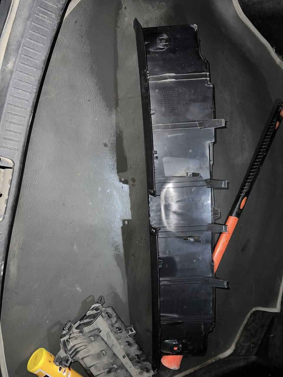 سلام عليكم عندي هذن الغراض مال تفصيخ درع مال صندوك الي يصير بداخل الصندوق نضيف كلش لا زلغ ولا فطر ولا كسر (اصلي) يرهم من موديل 2008 إلى 2025 وهوه بل اصل مال 2022 بس يرهم لان كله نفس شي 

وهذا قبق مال ايرباك جوه الستيرن نضيف جديد كلش اصلي يرهم من موديل 2020 الى2025 الغراض نضيفات عنواني سيديه رقمي *********** 
خابر ودلل❤️ مستعجل عله بيعتهن
