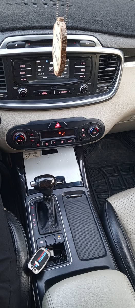 السلام عليكم
سورنتو 2017 خليجي رقم بغداد انگليزي 6 سلندر 
المواصفات
3 قطع تبريد
بصمة تشغيل 
صندوك كهربائيّ 
انضمه قياده
بصمة ابواب
كشنات كهربائية 
بردات ابواب بلاديه 
زرگات لا يت 
ومواصفات اخرى
السعر 227 وبي مجال
***********
‏‪***********‬‏
