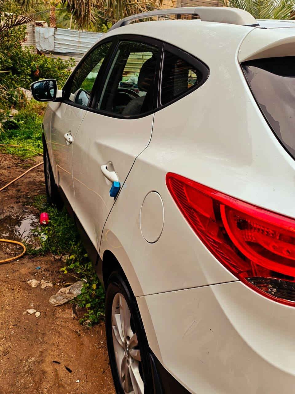 السلام عليكم 
للبيع سيارة توسان خليجي 2012 رقم اربيل ابيض اللون مكفول من الصبغ عدا مسطرة صبغ في صندوق السيارة محرك وگير وتبريد مكفول عداد حقيقي 179 الف 
سيارة جديدة ما متعوبه حدادية جديدة مع دسكات نظام ABS تحكم ستيرن 5 ويل كب 4 ديسك .كامرا 
مكان السيارة نجف السعر المطلوب 137 للأستفسار اكثر الاتصال على الرقم ***********
