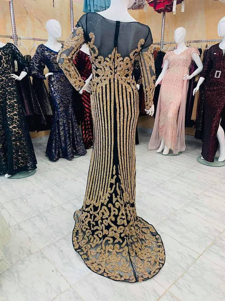 فستان سهرة فخم جداً للبيع 👗
​الفستان مو مجرد لمعة عادية، شغله حجر حراري ثقيل (كبس جيلاتين أصلي) يعني يلمع وبريقه يجنن بالإضاءة ومستحيل يوكع.
​الحالة: لبسة واحدة فقط (نظيف جداً كأنما جديد).
​الشغل: تصميم راقي، الشغل كثيف على كل الفستان والأكمام، وقماشه ثقيل وبي هيبة.
​القياس: [46 ].
​💰 السعر: 65 ألف دينار (وبي مجال بسيط ).
📍 المكان: [الشطره _بني زيد].
​الفستان باللبس أحلى بهواية من الصور، والي تأخذه حلال بلال عليها قطعة مميزة.


**إذا كنت صاحب هذا الإعلان وتريد حذفه لأي سبب، رجاءا أرسل رسالة إلى الدعم الفني**