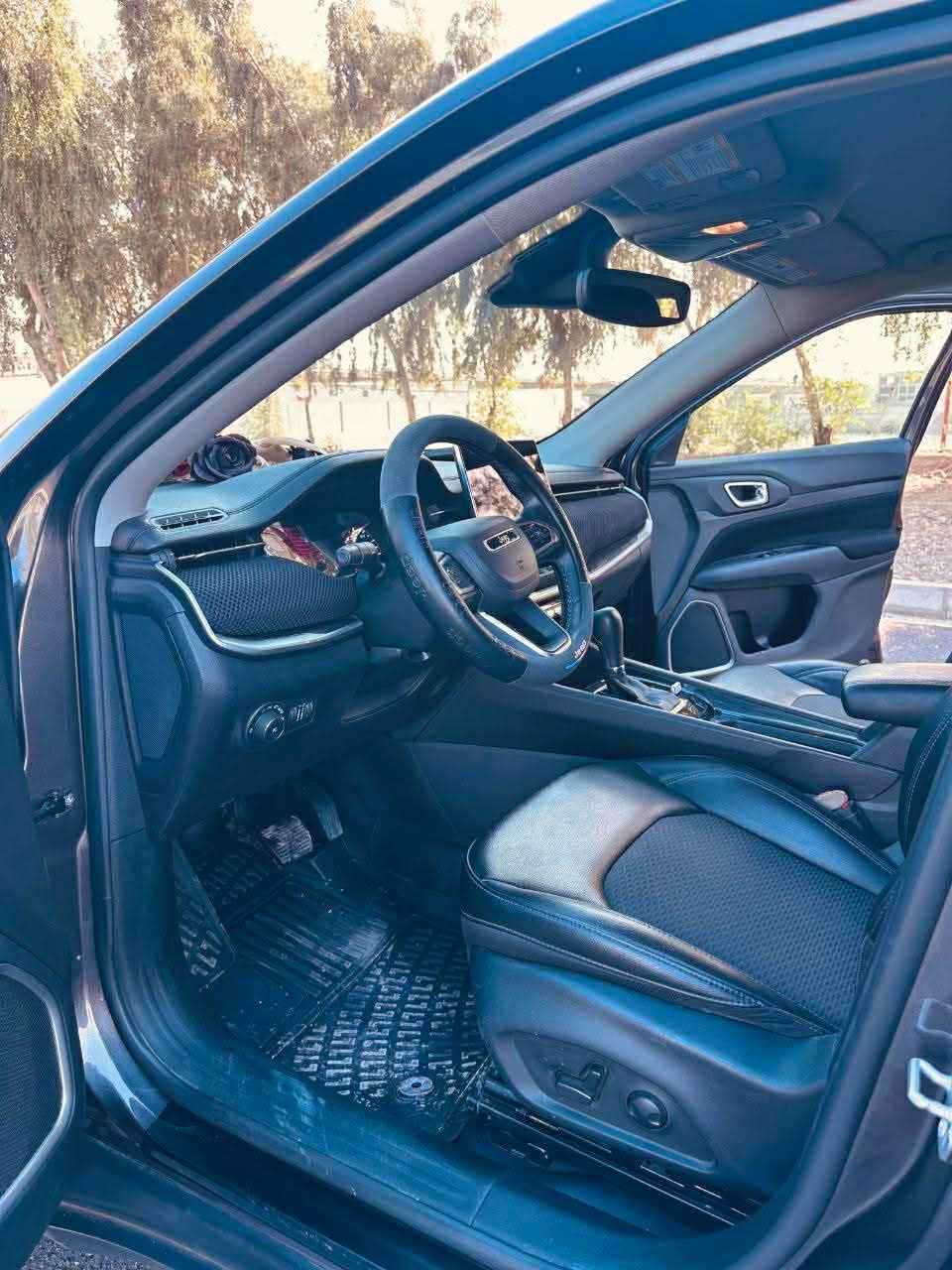 للبيع: جيب كومباس 2022 (Latitude) 

إذا كنت تبحث عن الفخامة، القوة، والاقتصادية في وقت واحد، فهذه السيارة هي خيارك الأمثل!

⚙️ المواصفات الميكانيكية:

الموديل: 2022.

المحرك: 2.4 لتر، 4 سلندر (نشاط عالي واستهلاك وقود ممتاز).

نظام الدفع: AWD (دفع رباعي مستمر) لتوازن وثبات مثالي على كافة الطرق.

المسافة المقطوعة: 25,000 ميل فقط 

✨ المميزات والإضافات (Full Options):

المظهر: لون رمادي مميز (الرمادي الملكي) مع مقاعد جلد فاخرة.

التكنولوجيا: شاشة عرض حديثة، نظام مراقبة النقطة العمياء، رادار، وكاميرا خلفية.

الراحة: بصمة تشغيل، تدفئة مقاعد، تحكم تلقائي بدرحة الحرارة، ومثبت سرعة.

الإضاءة: مصابيح زينون أمامية مع LED وكشافات ضباب لرؤية واضحة جداً.

الأمان: مزودة بـ 6 وسائد هوائية (Airbags) وحساسات وقوف.

📋 حالة السيارة:

المواصفات: وارد أمريكي.

الضرر: قطعة واحدة فقط وصبغ (تجميلي).

اللوحة: أربيل - خصوصي.

الموقع: الموصل.

للمزيد من التفاصيل التواصل على الخاص موصل, نينوى


**إذا كنت صاحب هذا الإعلان وتريد حذفه لأي سبب، رجاءا أرسل رسالة إلى الدعم الفني**