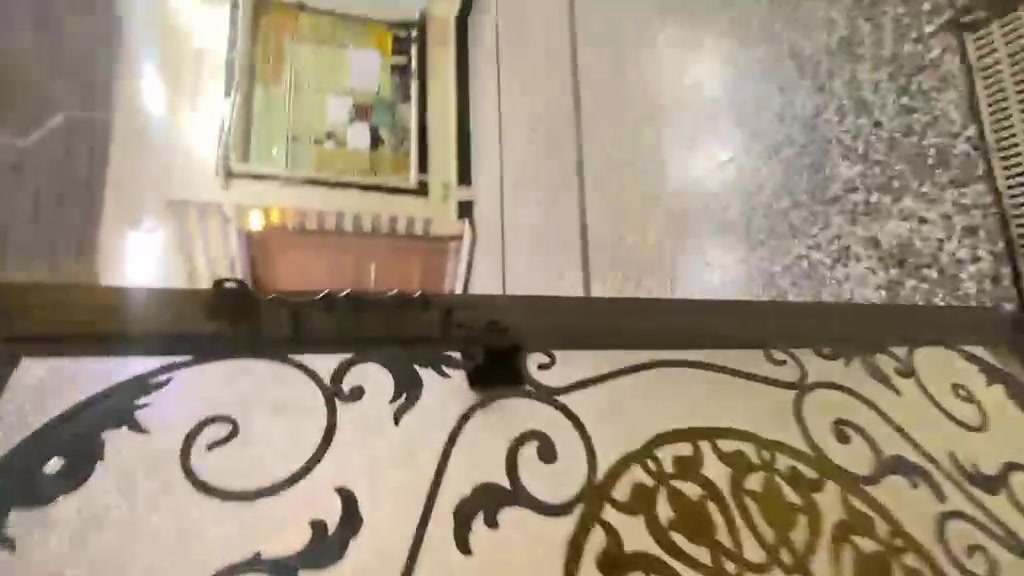 دار للبيع المساحه 150 متر الواجهة6 النزال25  يحتوي على 3 طوابق الارضيه مرمر يحتوي على 8 حمامات  4 غرف نوم الطابق الأول يحتوي على مطبخ حار ومطبخ بارد وصاله واستقبال و3 حمامات والطابق الثاني يحتوي على 2 غرف نوم وصاله و 3 حمامات والطابق الثالث يحتوي على غرفه نوم وحمام الاستفسار/ ***********

