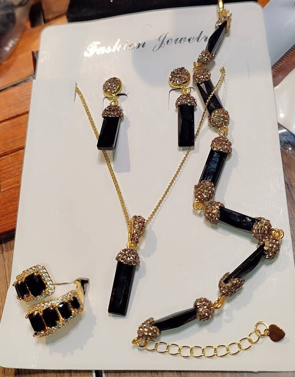 تخفيضات بمناسبة العيد 
كل عام وانتم بألف خير اعادة الله عليكم باليمن والبركات♥️
اسعار السيتات من 25_40 الف 
اسعار الاساور النحاس المطلي ذهب ب١٥ القطعه 
اسعار الخواتم ع ٦ الاف
اسعار اساور مطلية طلاء الفضه ع ٥ الاف القطعه 
القلائد الحجر القطعه ٥ الاف قطعتين ٧ الاف
سيت الفيروز ١٠ الاف واذا وياه سوار ١٥ الف
سوار النحاس ب٨ الاف
واي صورة تعجبكم دزولي ع الواتساب انطيكم السعر 
التوصيل متوفر لكل العراق


**إذا كنت صاحب هذا الإعلان وتريد حذفه لأي سبب، رجاءا أرسل رسالة إلى الدعم الفني**