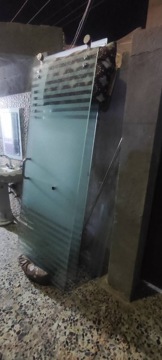 للبيع قاطع جام باب سلايت يصلح للمحل او في البيت قياس 80 × 2 متر  ثلاث قطع مع الحديد سعر 200 بي مجال المكان بغداد زعفرانية للتواصل *********** متوفر واتساب
