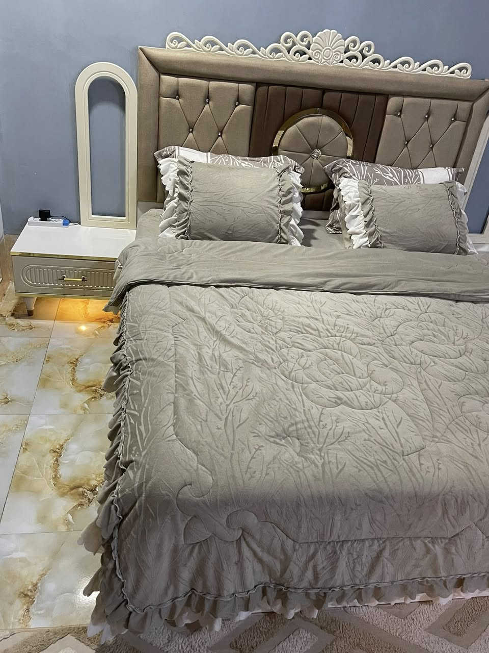 غرفه نوم عدد القطع 9 شغل درجة اولا سيئنسي بدون ضرر  وياها مرايه غيافه  بعد بس اني مشادها تجي بوكس بي مجر ومرايه مفصخها وضامها الغرفه كلش نضيفه السعر 900 وبيها مجال العنوان بغداد جسر دياله الجديد للستفسار اتصل ***********
