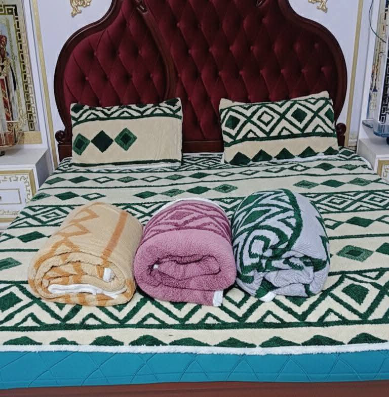 لعشاق التميز.. غطوة بوهيمي وجه فرو ❄️ بـ 16 ألف بس!
​✅ قياس كبير: 200 × 230 سم.
✅ وجهين (نقشة بوهيمية + فرو ناعم).
✅ لمسة من الفخامة لغرفتج بأقل تكلفة.
​السعر: 16,000 دينار ✅
متوفر خدمة توصيل 🚚 سارعي بالحجز!


**إذا كنت صاحب هذا الإعلان وتريد حذفه لأي سبب، رجاءا أرسل رسالة إلى الدعم الفني**