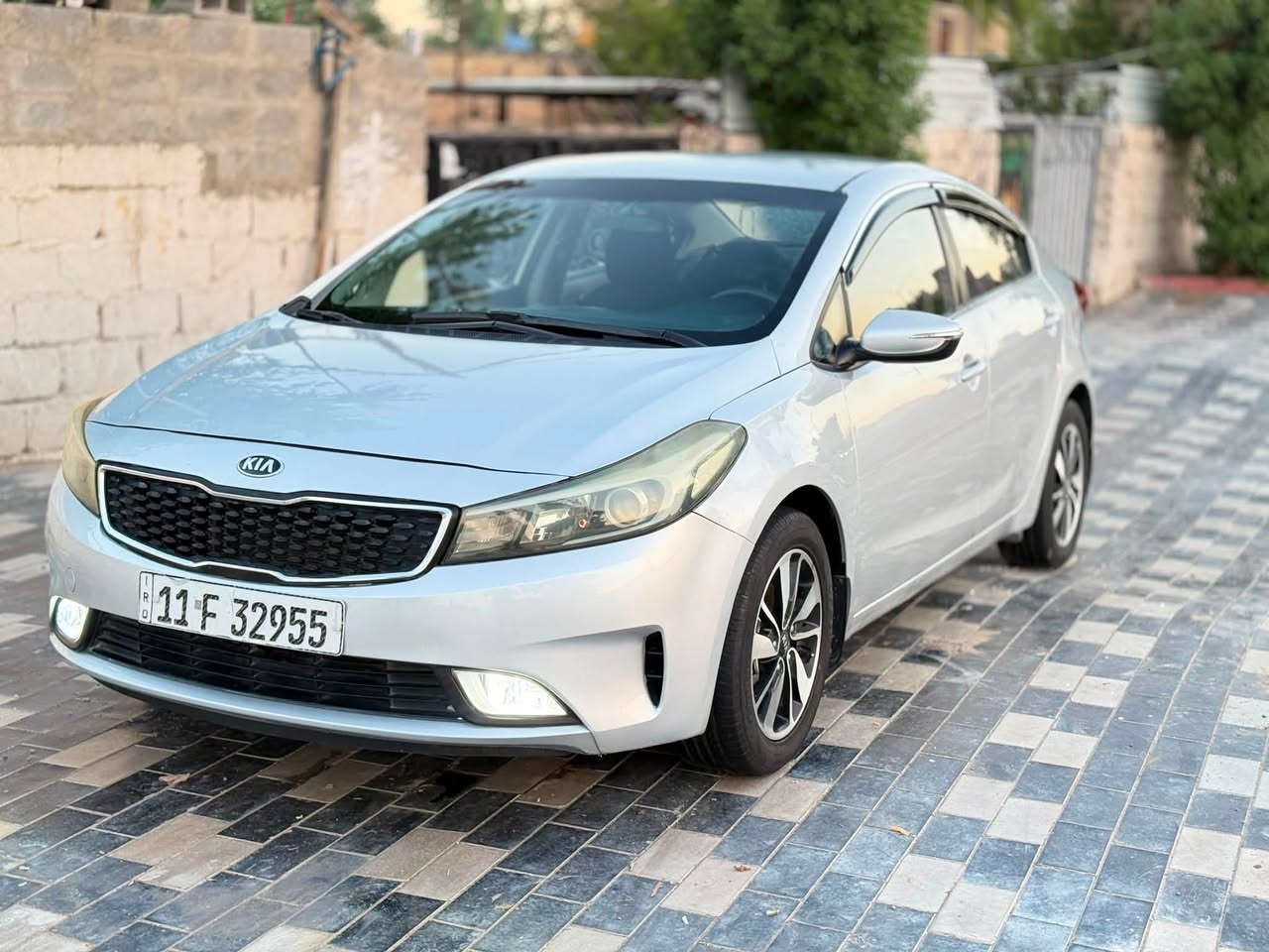 سلام عليكم كيا سيراتو خليجي موديل2018رقم بغداد باسمي رقم دولي مكينه 1600دوش كير atمكفولات من فتح وتنقيص وتبخير  ممفتوح بيهن برغي تبريد ثلج صدر بلادي جديد بيها قطعتين صبغ اثر طخه بسيطه بنيد وجاملغ بدون اي دواخل ولا ايرباك اي دواخل مابيها ماشيه 130حقيقي داخل اسود بلادي 
مكان السياره بغداد الكرخ العطيفيه
السعر 113وبيها مجال 
للاتصال ***********
