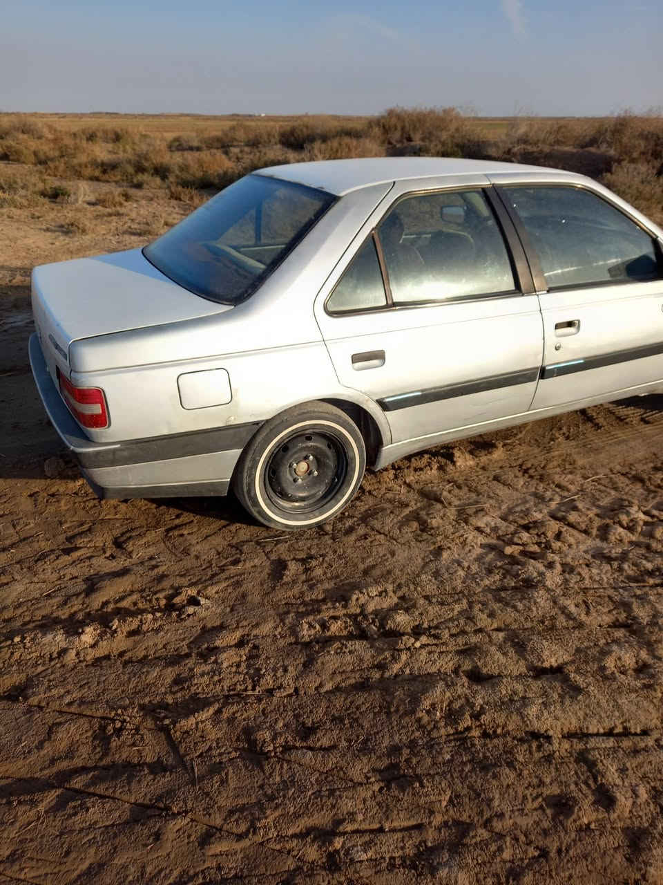 السلام عليكم 
سيارة بيجو 405 للبيع موديل 2012 خصوصي رقم ميسان سنويه نافذه شرط التحويل مكينة وكير كفالة الباقي كله شغال سياره بلادية ما بيها اي تعمير إذا مراوس حسب القناعة السعر 35 ورقة المكان ميسان- جزيرة سيد أحمد الرفاعي للإتصال ( *********** ) ( *********** )
