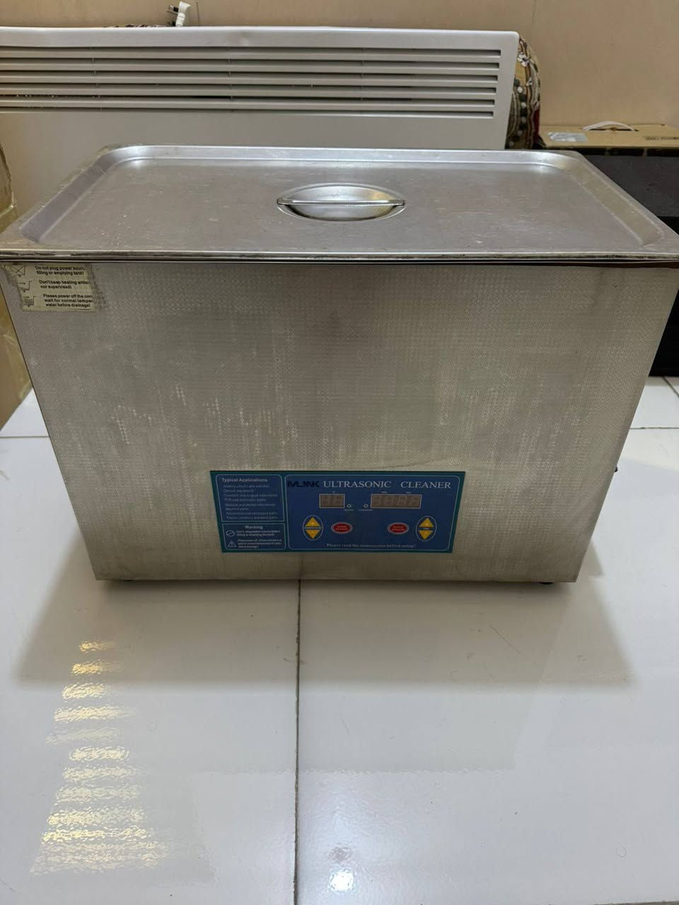 الجهاز هو منظف بالموجات فوق الصوتية (Ultrasonic Cleaner) يستخدم لتنظيف العناصر المختلفة بعمق باستخدام الموجات الصوتية عالية التردد.
الاستخدامات: مناسب لتنظيف المجوهرات، النظارات، أجزاء الساعات، الأدوات المعدنية، والمكونات الإلكترونية. 
التشغيل: يعتمد على محولات طاقة (transducers) تنتج فقاعات مجهرية لإزالة الأوساخ والشحوم من الأماكن التي يصعب الوصول إليها. 
الميزات: غالبًا ما يحتوي على مؤقت رقمي، خاصية التسخين، وهيكل متين من الفولاذ المقاوم للصدأ. مستخدم    مستخدم   مستخدم


**إذا كنت صاحب هذا الإعلان وتريد حذفه لأي سبب، رجاءا أرسل رسالة إلى الدعم الفني**