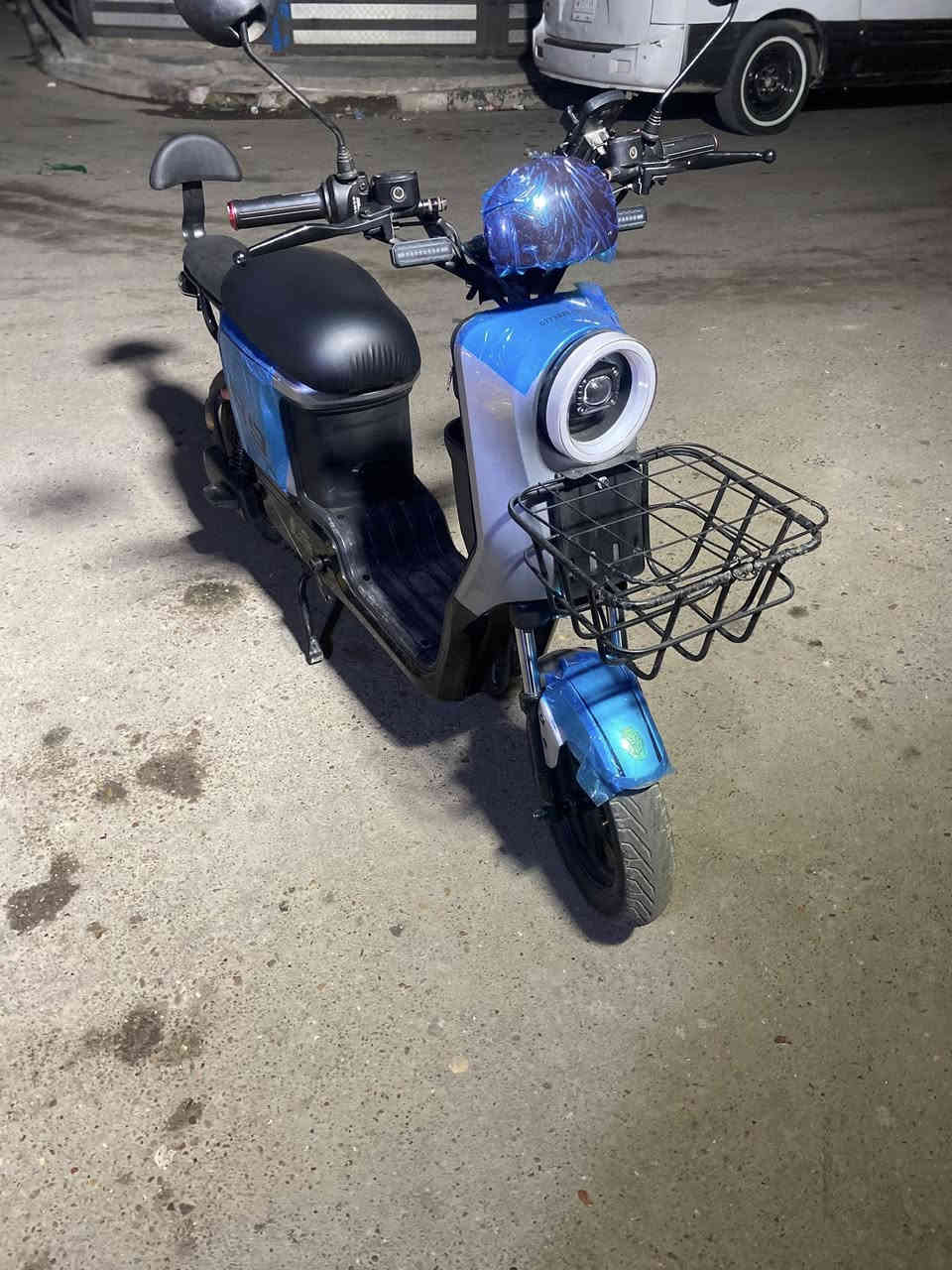 السلام عليكم للبيع ار 9 جديدة بل جيس وصل الشراء موجود 
قبل سبوع دراجة فول موصفات 

5 بطاريات كبار 
لايت زنون 
بريك امامي خلفي 
اشاير يمنة يسرة 
دبل إشارة 
نضام R(ترجع ليورة)
دراجة بعدهي جديدة وبلجيس رقمي *********** مكاني 
بغداد حي العامل
