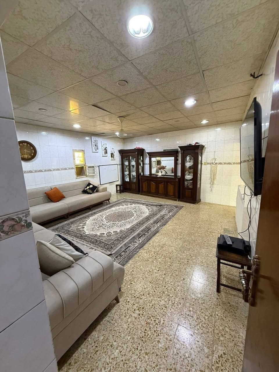 اعلان رقم (1712)📢📢📢
———————-
دار للبيع  400 متر طابو صرف 
واجهة البيت ٣٠ متر 
الموقع القادسية أولى
قرب محطة الكهرباء 
الموقع مميز جدا
شارع عريض ٢٠ متر 
وجهة البيت ع قبلة 
استفسار 
***********
***********
