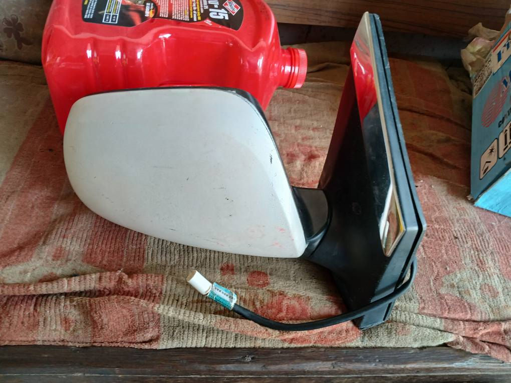 مرايه جانبيه كورلا ٢٠١٠ جهة اليمنى اللون ابيض نضيفه ***********
