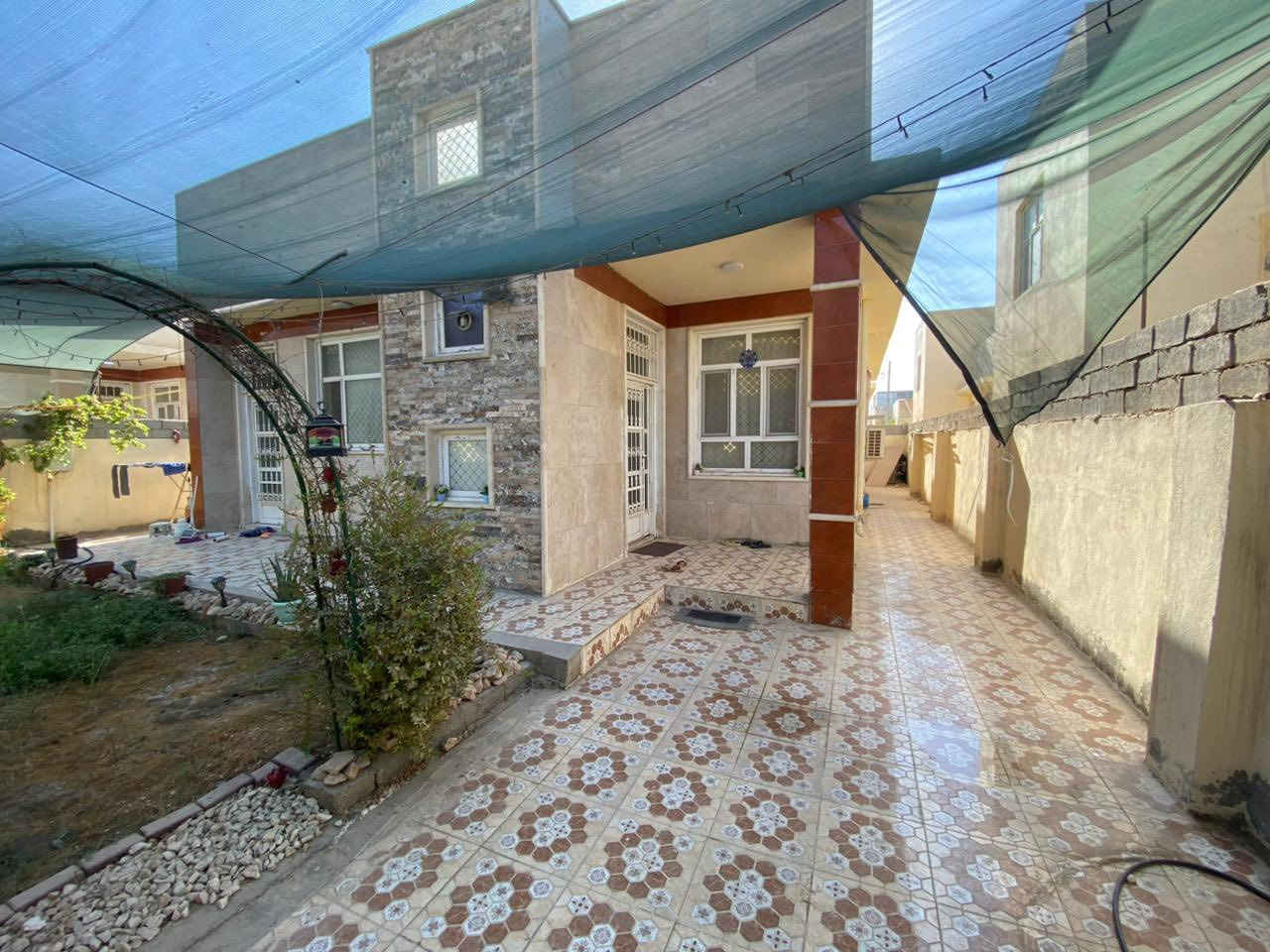 بيت للبيع في مجمع ارض بابل السكني
مساحه 300م 
مقدمه 95 مليون 
وكل شهر 505 الف لمصرف العقاري مطلوب 105
2 غرف 
2 حمام 
صاله 
مطبخ 
استقبال
حديقة وكراج سيارة 
للاستفسار 
***********
