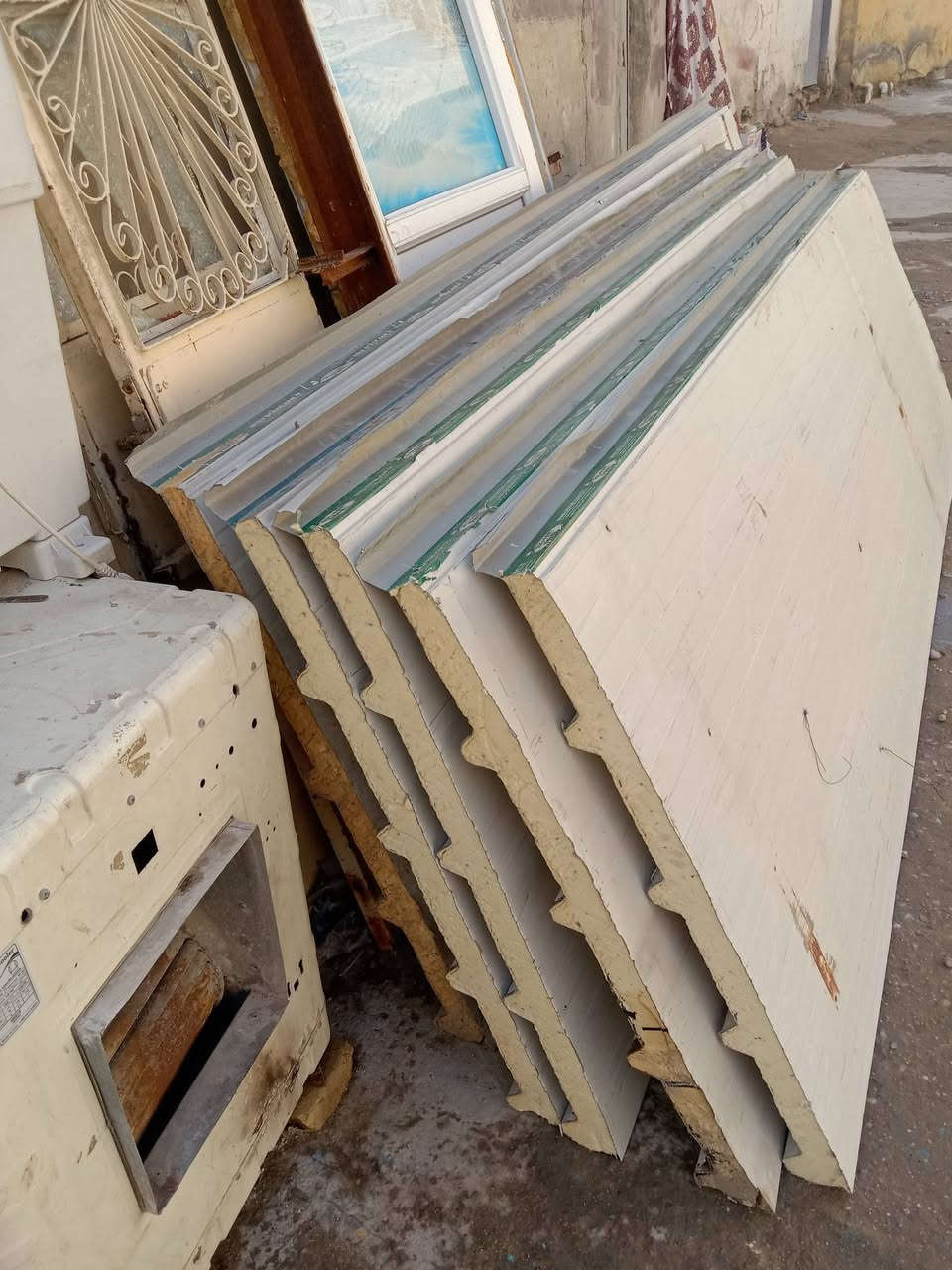 السلام عليكم من رخصه الادمن للبيع سندويج ٧ قطع ٢منهن جداري والباقي سقف طول الوحده ٣ امتار بنل الاصلي سعر المتر ب٨ قفل اذا مفرد عل ١٠ المتر مكان المسيب صوب البوحمدان خلف مدرسه الحمدانية ***********
