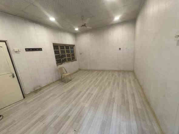 دار للايجار في الحارثية 
السلام عليكم 
دار للايجار سكن عوائل فقط او تجاري في الحارثية محلة ٢١١ الفرع المطل على شارع المعرض (فرع جامع القبنجي)
كهرباء وطني ٢٤/٧ خصخصة
كهرباء وماء معزولة وليس مشترك
واجهة 8 ونص متر
غرفة نوم كبيرة 6*4
غرفة نوم وسط 4*4
صالة كبيرة 5*4
مطبخ كبير 4*3
حمام + تواليت
كراج وحديقة خارجية
يحتوي على تانكي وماطور بوستر وسخان ماء  ومراوح سقفية

سعر الايجار مليون وربع للسكن
مليون ونص تجاري

للاتصال : *********** - ***********
