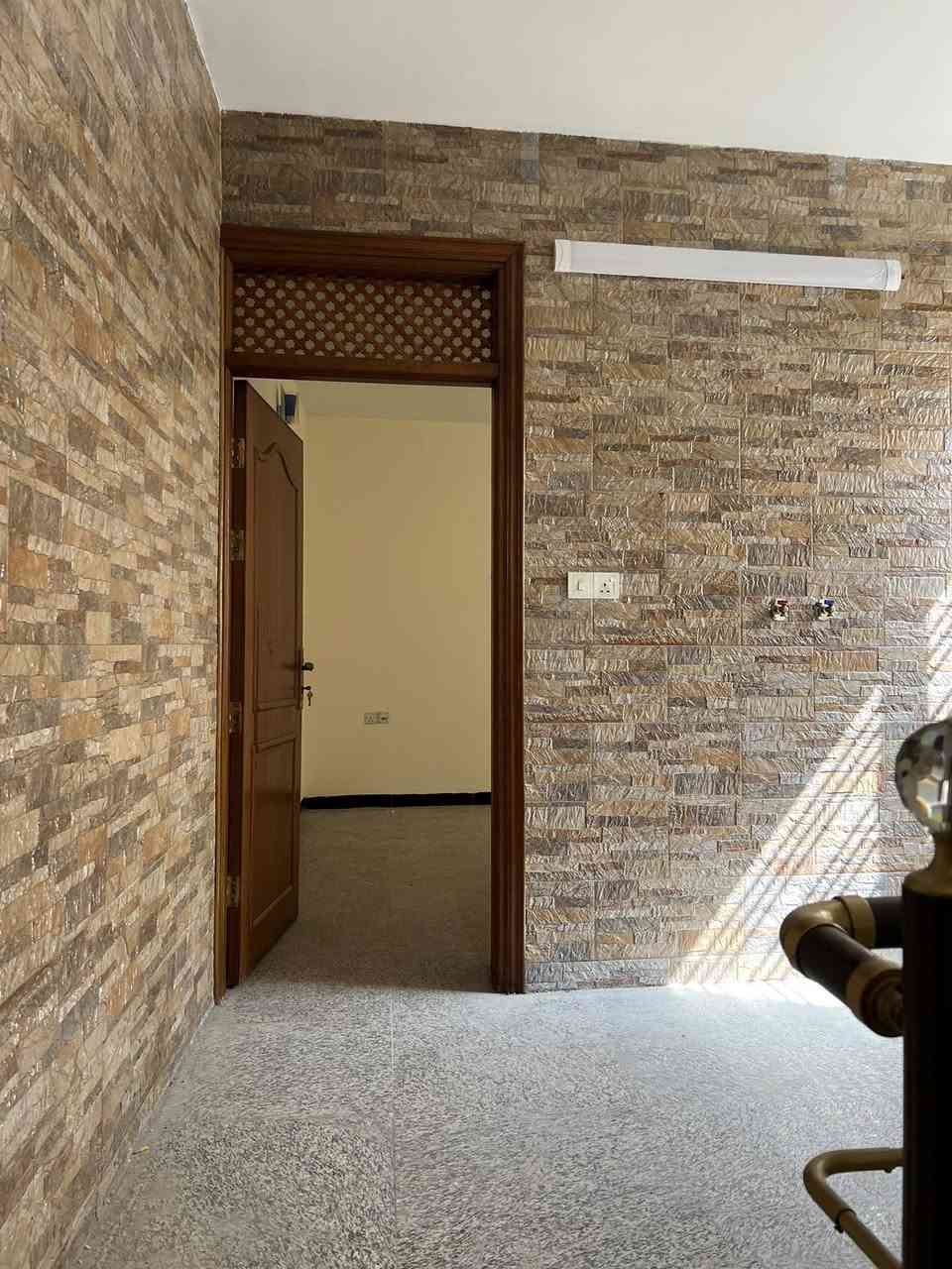 ⸻

🏡 للإيجار – بيت بموقع مميز

📍 الموقع: شارع المغرب
📐 المساحة: 180 متر

🔹 يتكون من:
• 3 غرف نوم
• صالة
• مطبخ
• هول داخلي
• كراج

💰 الإيجار:1200$

📞 للاستفسار: ***********
