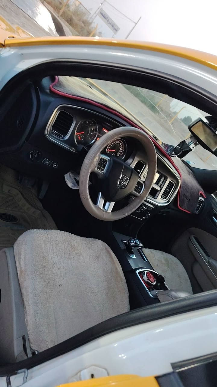 السلام عليكم جاجر 12 خليجي لو ابيض اصل جاملغ وبنيد سياره جاهز سنويه جديده 31 بسمي 143 وبيه مجال
***********
