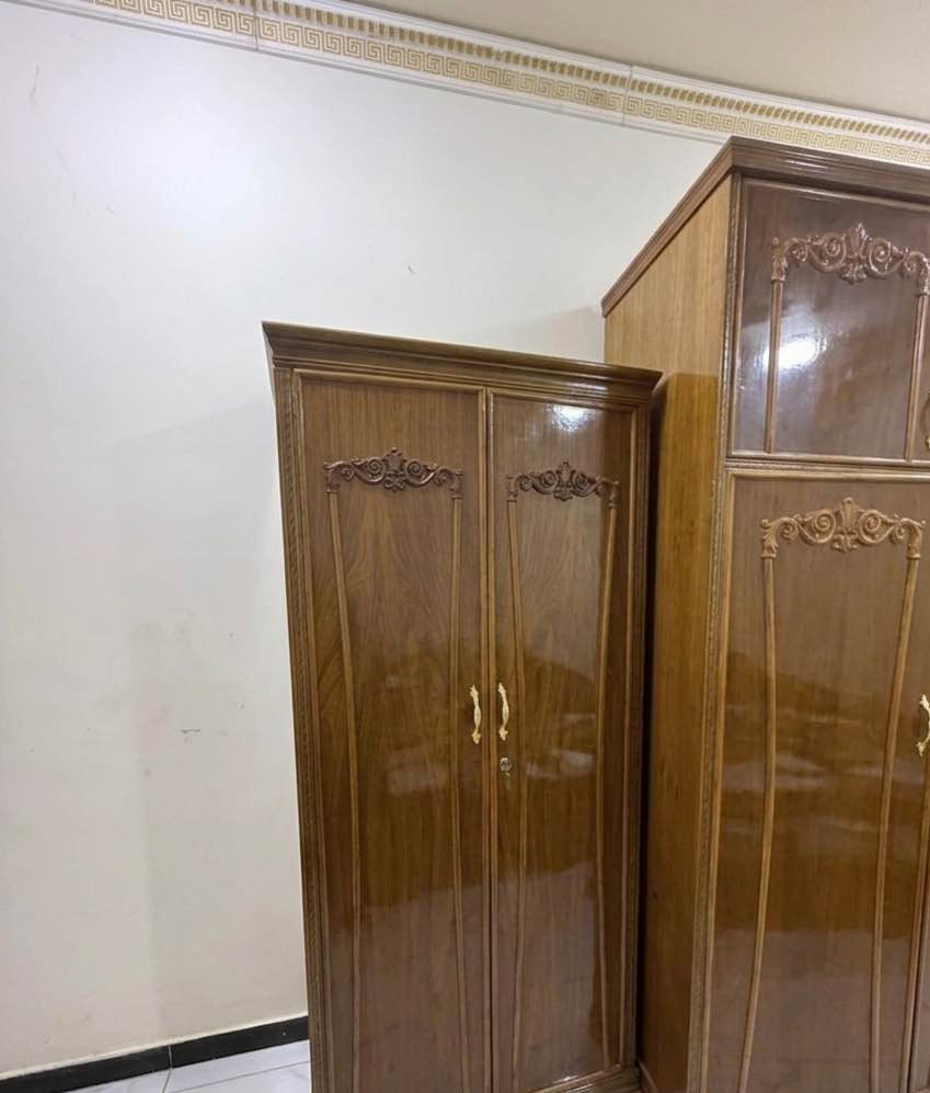 الملحقات
١- سرير
٢-خزان ملابس (كنتور)
٣- ميز سرير مجر و خزان عدد ٢ يمين ويسار 
٤- ميز بلازمه ملحق +خزان بابين
٥- ميز مرايا 
٦- تعلاقه ملابس بابين بغداد, العراق


**إذا كنت صاحب هذا الإعلان وتريد حذفه لأي سبب، رجاءا أرسل رسالة إلى الدعم الفني**