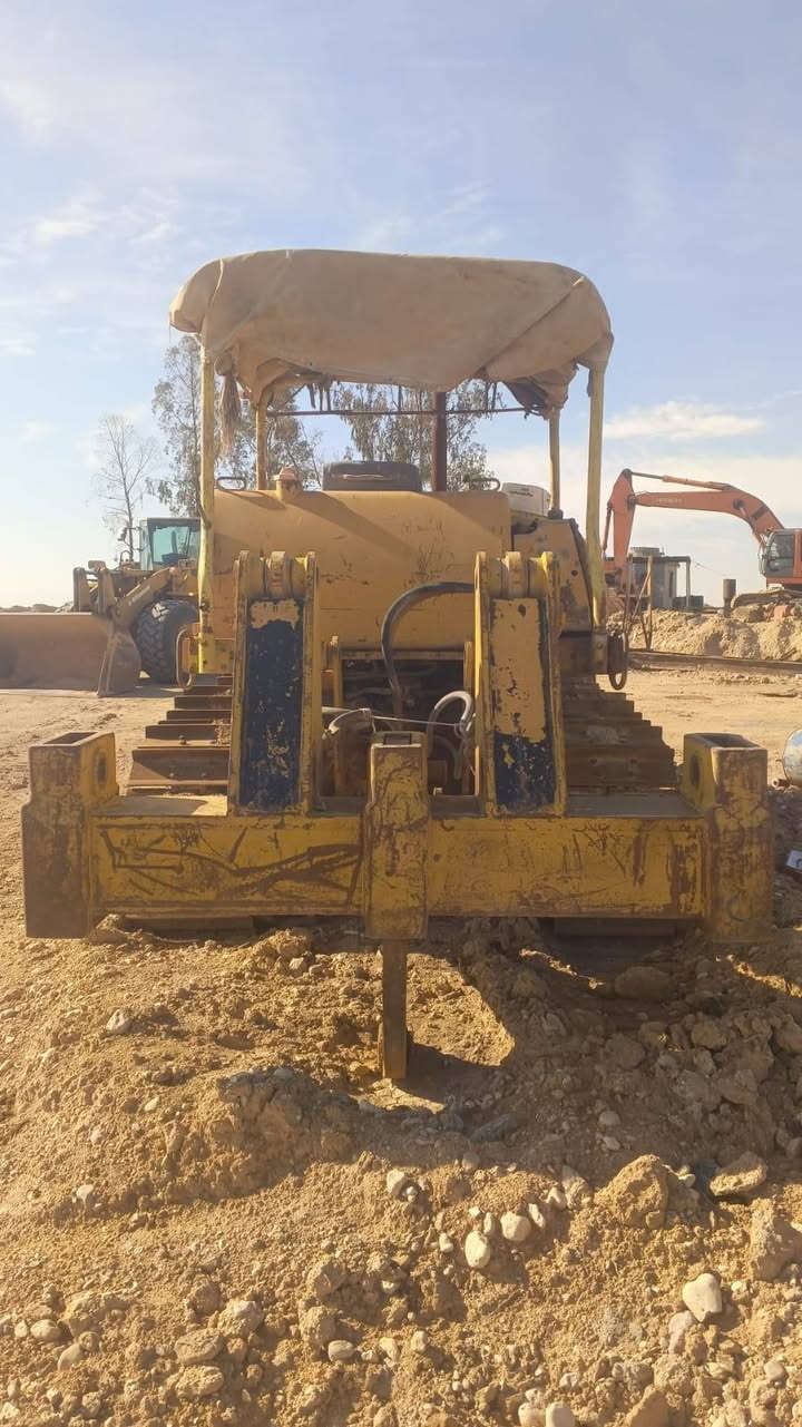 السلام عليكم.       (مكلف بل نشر)
بلدوزر كوماتسو للبيع
حجم85
موديل1985
السعر 175ورقه وبيها مجال 
للاستفسار الاتصال على الرقم ‭0773 453 6617‬
