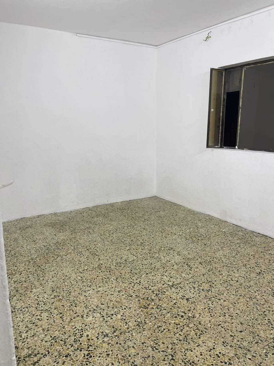 🏡 شقة للإيجار في حي الدركزلية
📍 الموقع: الدركزلية – الفرع المقابل لبانزينخانة الجزائر.

🔹 تتكون الشقة من:

* غرفتي نوم
* هول
* مطبخ
* حمام
* كهرباء وطنية
* ماء متوفر
* خط مولدة

مناسبة للعائلات وفي موقع هادئ وقريب من الخدمات.

📞 للاستفسار والاتصال:
***********@@
