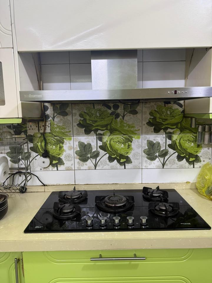 السلام عليكم 
عندي ثلاجه سامسونج للبيع اخت لجديده 450 
وطباخ سعره 150 
وفرن كهربائي درجه اولى 85
ومفرغه 60  
العنوان بغداد الكراده 
رقم ***********
