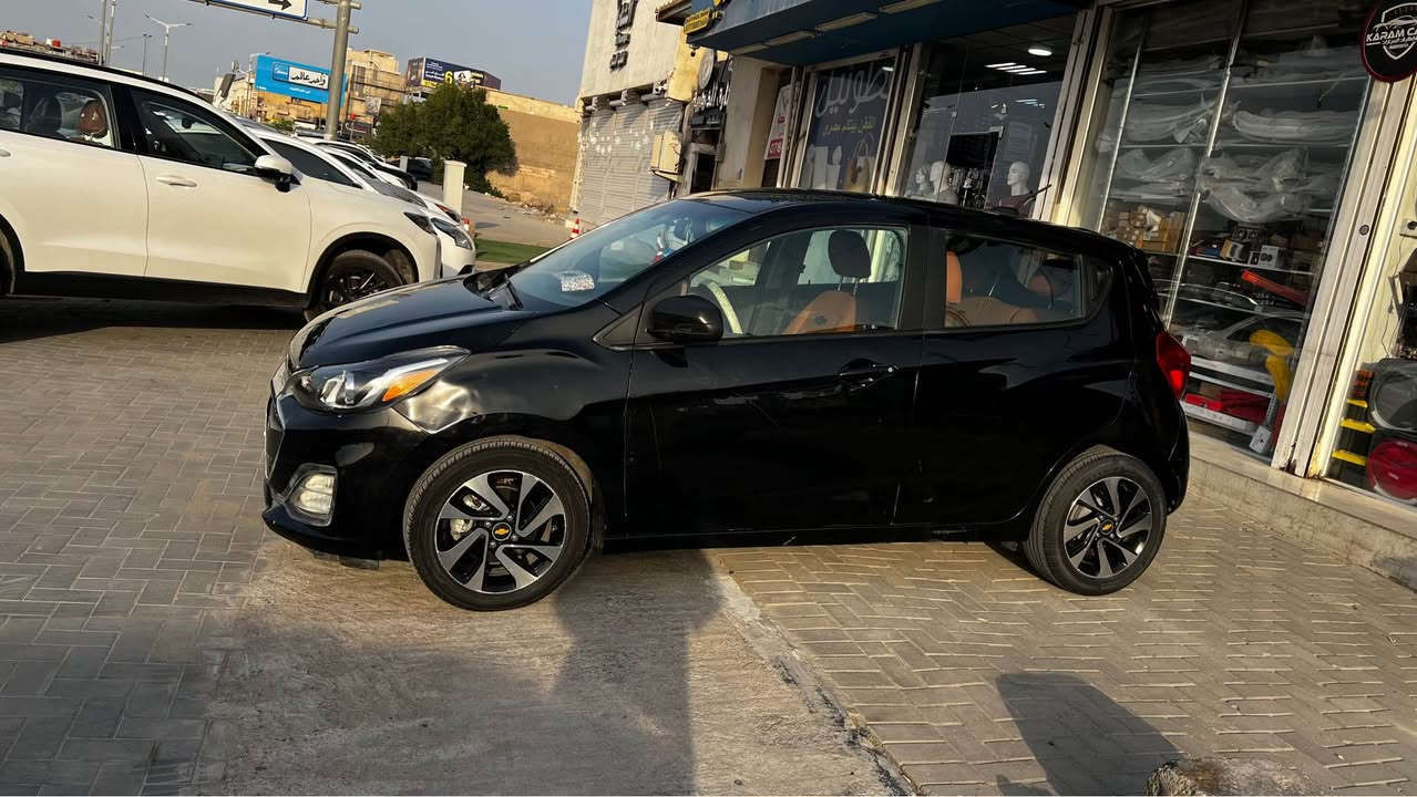 السلام عليكم  
شفرليت سبارك مديل ٢٠٢١
السياره جاهزه من كلشي حلوه مكينه وكير وتبريد ماشيه ٢٢الف تقريرها جاملغ وبنيد وانضربت عندي  بلبيبان الي عكس السايق  السياره مامتعوبه على إيد بنيه السياره نظيف بمعنى الكلمه كشر ودواخل 
سعرها ٩٥وبيه مجال 
مكاني بصره
والرقم بصره باسمي تحويل ثاني يوم 
 ٠٧٨٧ ٥١٩ ٠٣٦٨ Singapore
