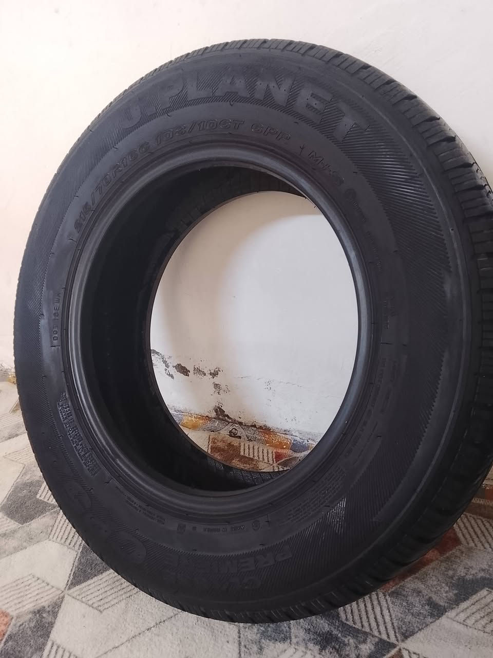 السلام عليكم 
1- تاير 17/65/215
نظيف كلش سعره 25

2- تاير 16/70/215
نظيف وسعره 20

مكاني البلديات 
*********** واتساب فقط
