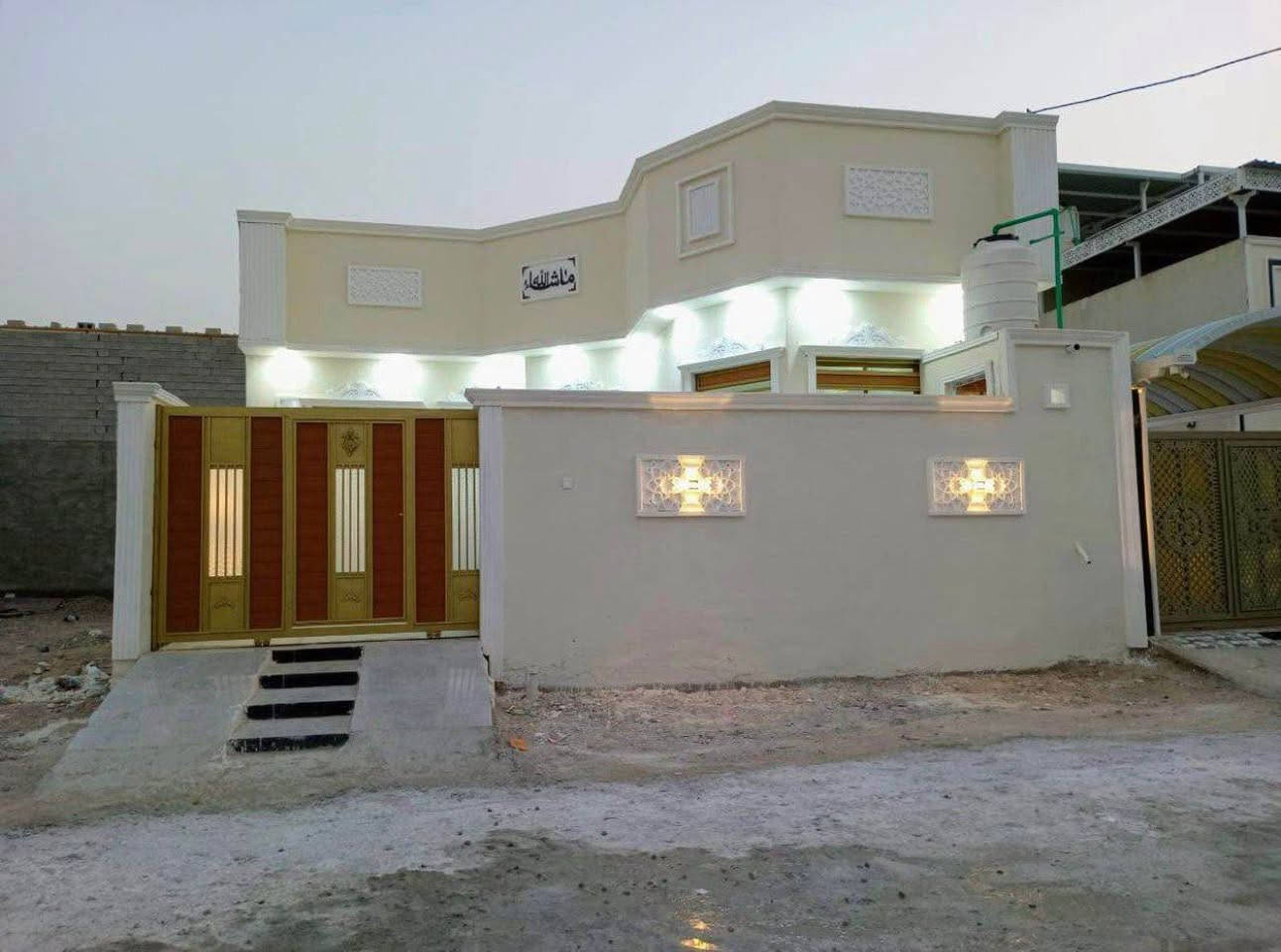 احبتي دار سكن 200 م  3 غرف/ مقابل صناعية حمدان/ دقايق عن مركز المدينه***********
العقار نموذج 25 وعلى شار 12 متر ويبعد عن السايدين مال الصناعية 700 متر    ((بسعر 130 وبي مجال ))

يحتوي 3 غرف وديوان وصالة ومطبخ وصحيات داخل خارجي 
وكراج وحديقة  

العمل بجودة راقية ومرتبة ((بسعر 130 وبي مجال*********** البصرة, العراق

