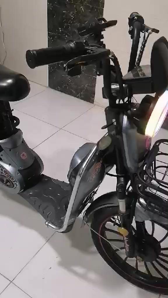 السَلآْم عَلْيُكّمٌ وٍرٍحَمُةّ الله وٍبُرٍكآتُهْ مرخصة صاحب الكروب
دراجه شحن للبيع نظيفة جدا جدا صار 10 ايام من مشتريهه رايدهه 350 وبيهه مجال بسيط للشراي مكاني نجف حي ميسان واذا اكو مراوس بدراجه نارية عادي حسب الاتفاق رقم المبايل ***********
