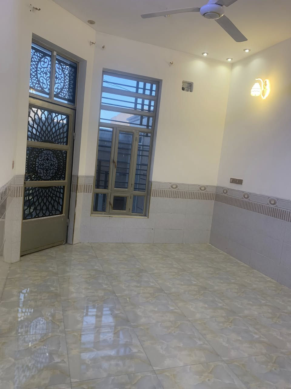يعلن مـكـتـب دار الايـمـان 

عن توفير بيت الايجار  طابقين فول🏠
متكون من اسقبال ومطبخ وصاله وصحيات وغرفه ومنور وحمام
الطابق الثاني متكون من صاله وغرفه عدد 2 وحمام وسطح 

مساحه البيت 125🏠
الموقع حي الأمين منطقه 24📍
الــسـعـر400قفل💵

االاستفسار ***********/***********📞

عنوان المكتب فلوجه شارع 60قرب نادي الصمود 📍
