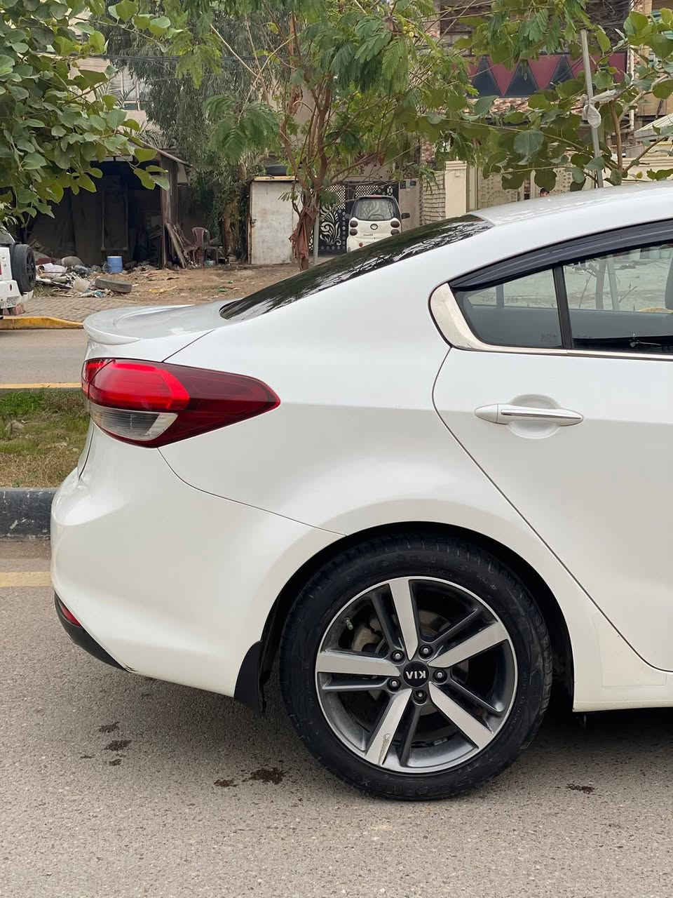 كيا فورتي ٢٠١٧ بيهه صبغ ٥ قطع نضيفة وجاهزة السعر 88 ورقة مستعجل جدا عالبيع مكاني بغداد حي العدل ورقمي ***********
